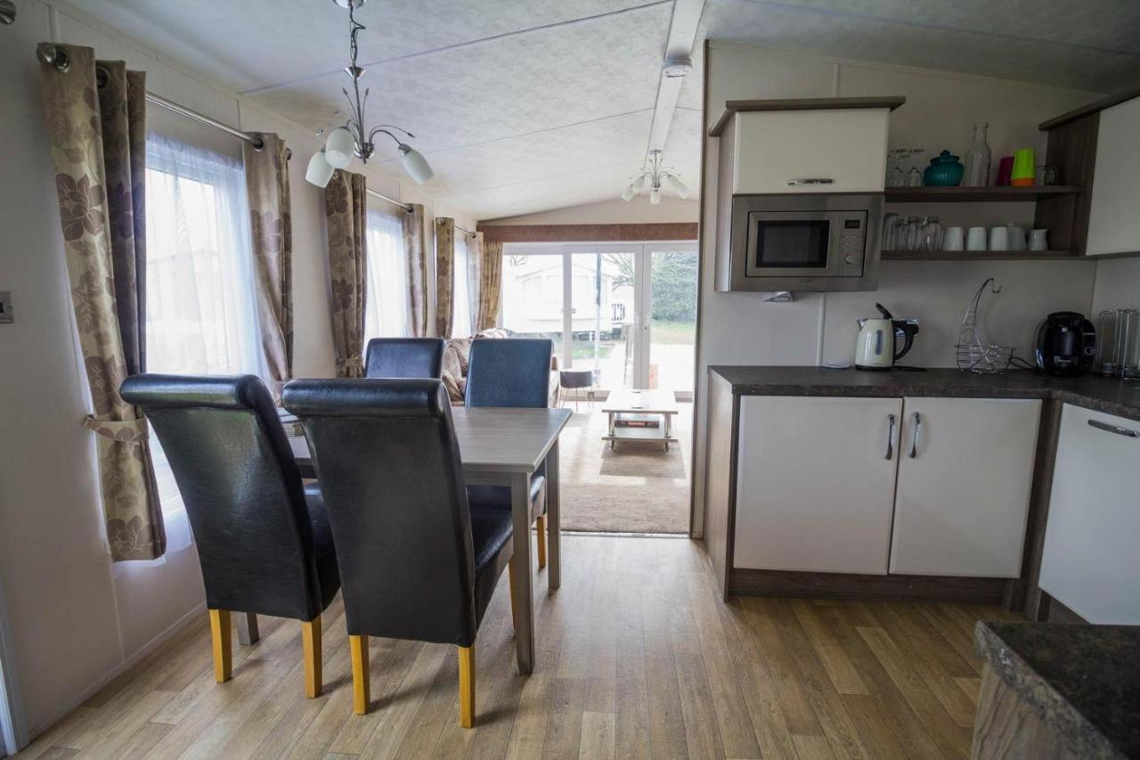 Modern 6 Berth Caravan At Highfield Grange In Essex Ref 26609P Clacton-on-Sea Exteriör bild