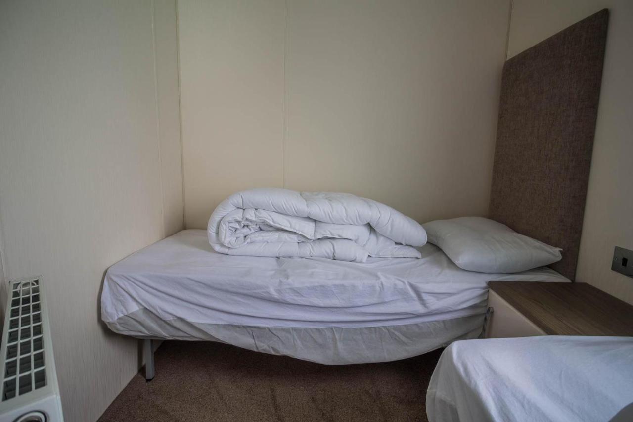 Modern 6 Berth Caravan At Highfield Grange In Essex Ref 26609P Clacton-on-Sea Exteriör bild