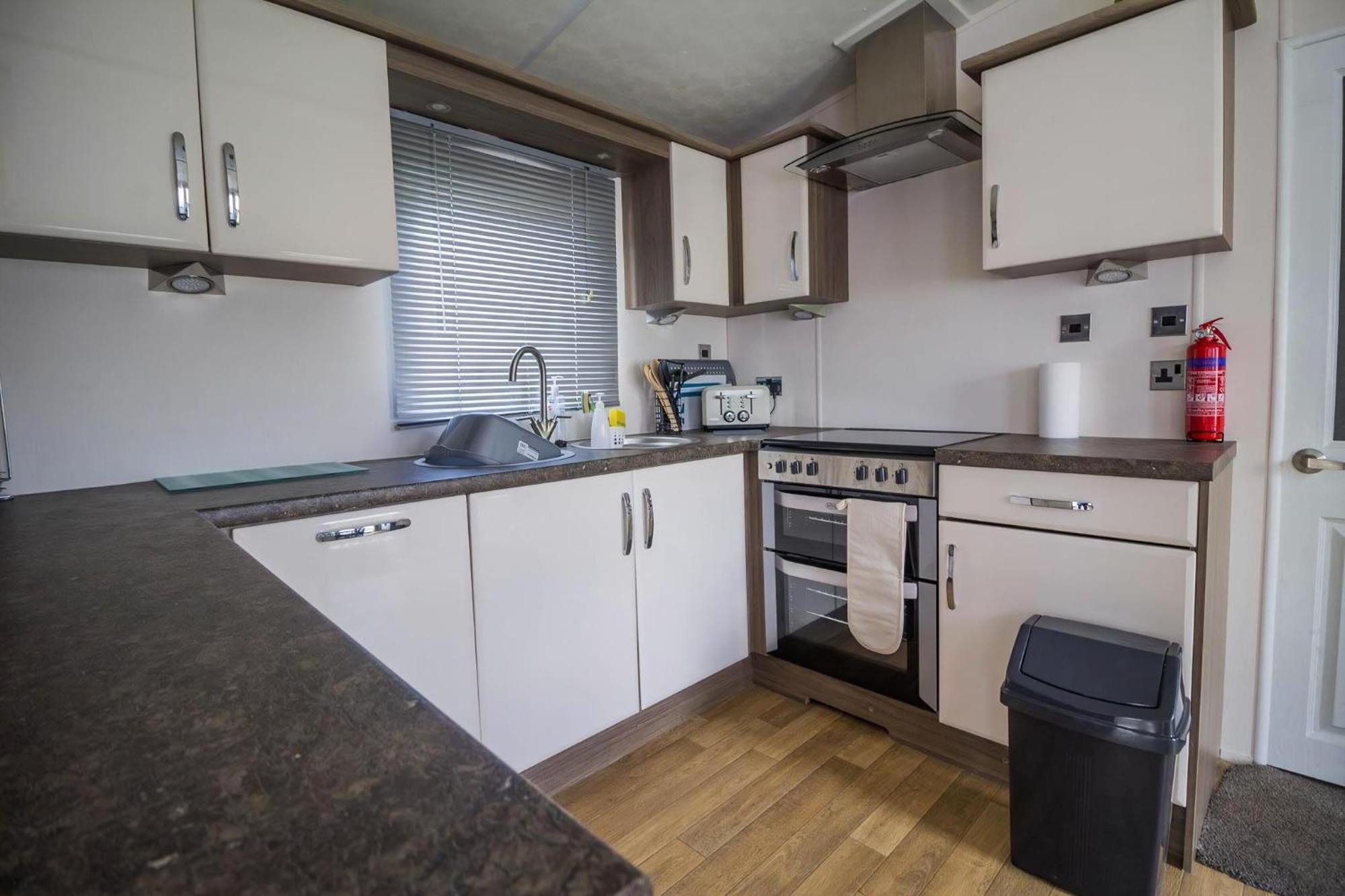 Modern 6 Berth Caravan At Highfield Grange In Essex Ref 26609P Clacton-on-Sea Exteriör bild