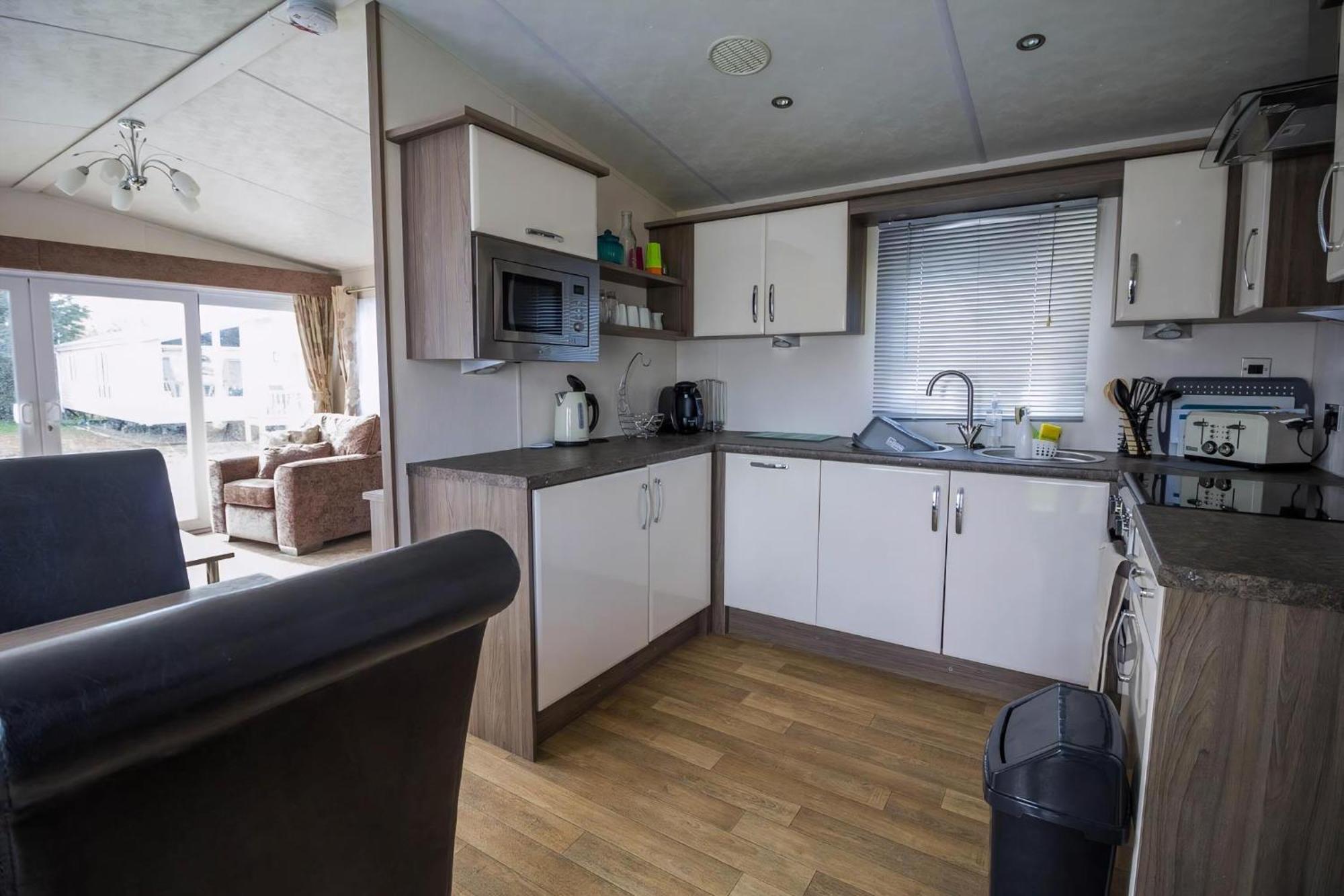 Modern 6 Berth Caravan At Highfield Grange In Essex Ref 26609P Clacton-on-Sea Exteriör bild