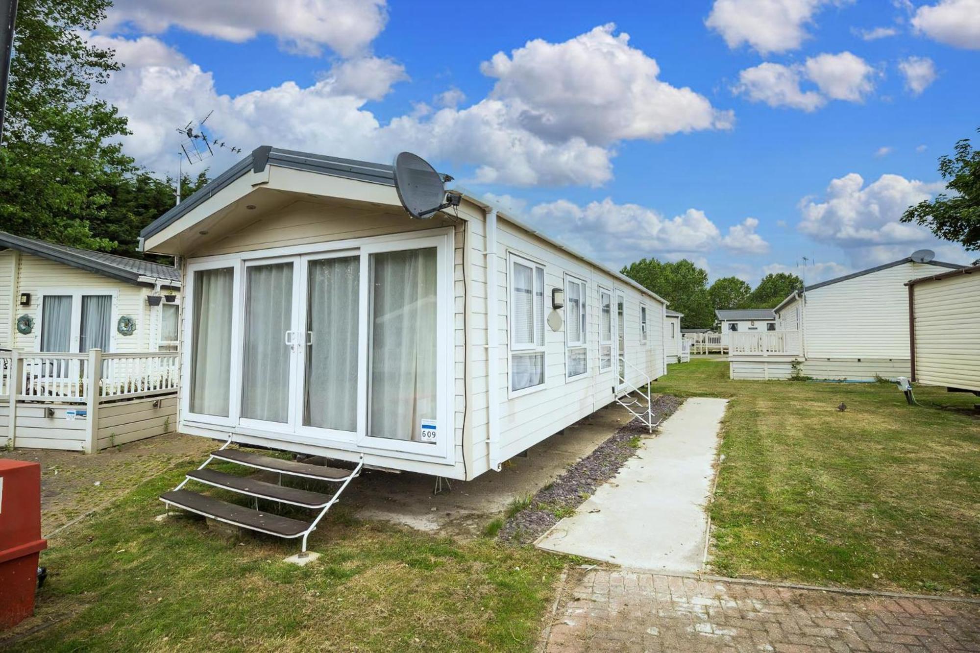 Modern 6 Berth Caravan At Highfield Grange In Essex Ref 26609P Clacton-on-Sea Exteriör bild